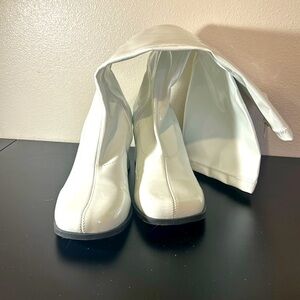 Women’s white boots size 10